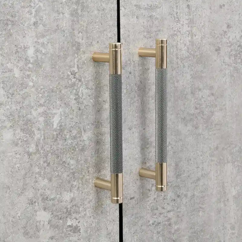 Buffet à quatre portes au design unique, avec structure en métal et pieds croisés, idéal pour le salon, l'entrée et le bureau.