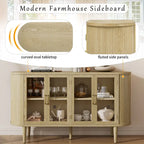 Buffet de style campagnard avec portes vitrées et étagères réglables