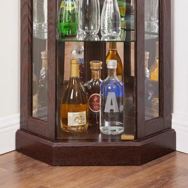 Vitrine d'angle élégante avec éclairage intégré, idéale pour mettre en valeur des objets de collection, de la verrerie ou des éléments de décoration.