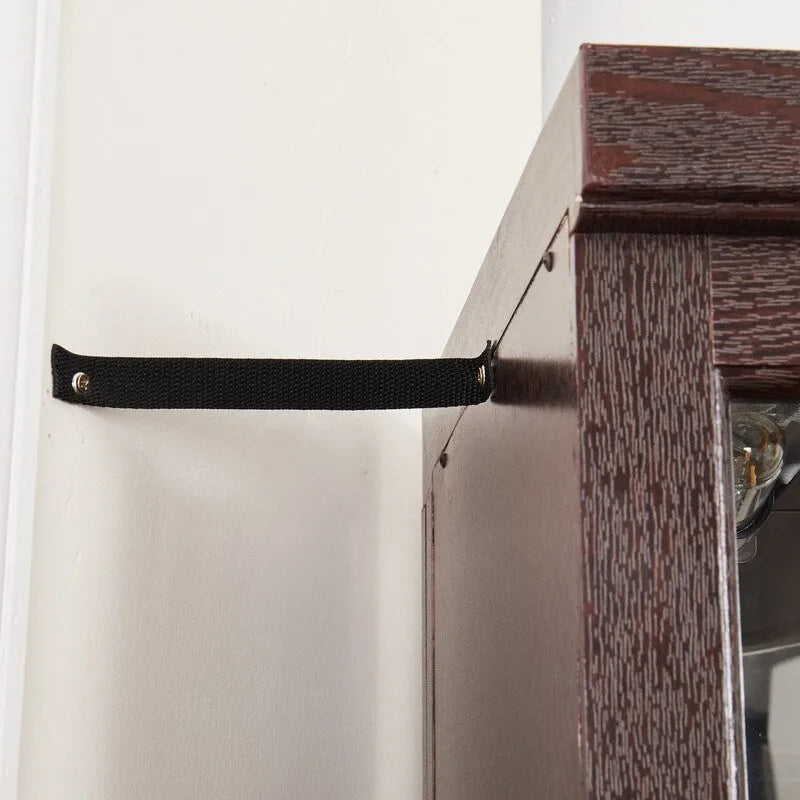 Vitrine d'angle élégante avec éclairage intégré, idéale pour mettre en valeur des objets de collection, de la verrerie ou des éléments de décoration.