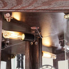 Vitrine d'angle élégante avec éclairage intégré, idéale pour mettre en valeur des objets de collection, de la verrerie ou des éléments de décoration.