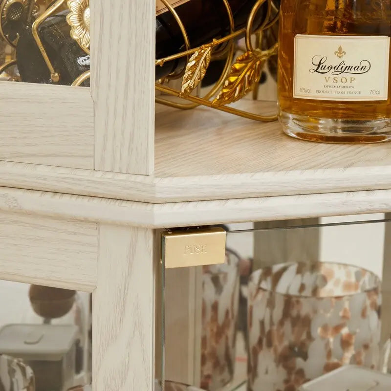 Vitrine d'angle élégante avec éclairage intégré, idéale pour mettre en valeur des objets de collection, de la verrerie ou des éléments de décoration.