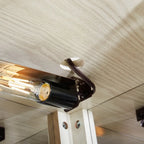 Vitrine d'angle élégante avec éclairage intégré, idéale pour mettre en valeur des objets de collection, de la verrerie ou des éléments de décoration.