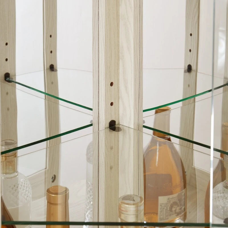 Vitrine d'angle élégante avec éclairage intégré, idéale pour mettre en valeur des objets de collection, de la verrerie ou des éléments de décoration.