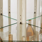 Vitrine d'angle élégante avec éclairage intégré, idéale pour mettre en valeur des objets de collection, de la verrerie ou des éléments de décoration.