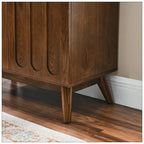 Buffet cannelé de style moderne du milieu du siècle avec étagères réglables