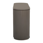 Armoire de rangement moderne avec étagères réglables, poignées en métal et portes à rayures verticales