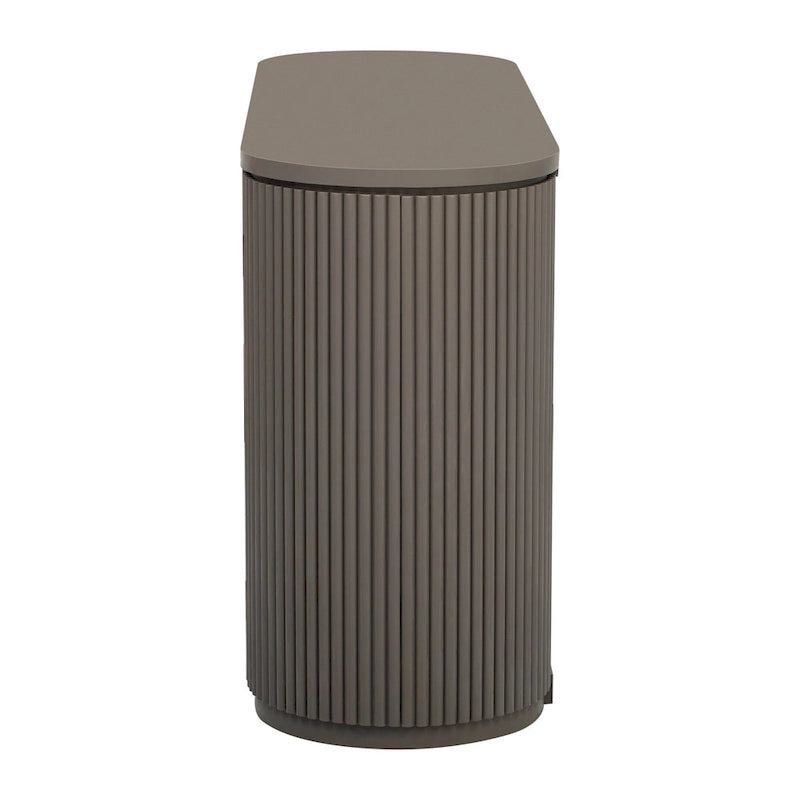 Armoire de rangement moderne avec étagères réglables, poignées en métal et portes à rayures verticales