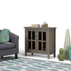 Meuble de rangement bas de style transitionnel WYNDENHALL Norfolk en bois massif, 81 cm de large - 81 cm (l) x 36 cm (p) x 79 cm (h)