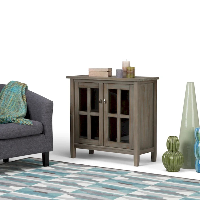 Meuble de rangement bas de style transitionnel WYNDENHALL Norfolk en bois massif, 81 cm de large - 81 cm (l) x 36 cm (p) x 79 cm (h)