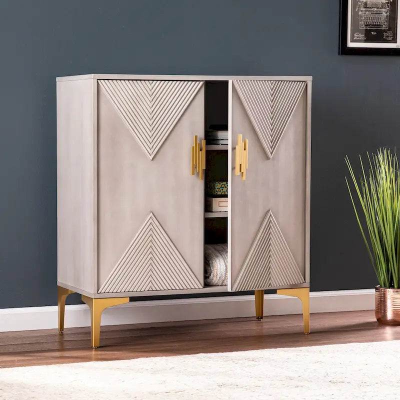 Meuble SEI Furniture Laurelvale en bois gris avec pieds et poignées dorés