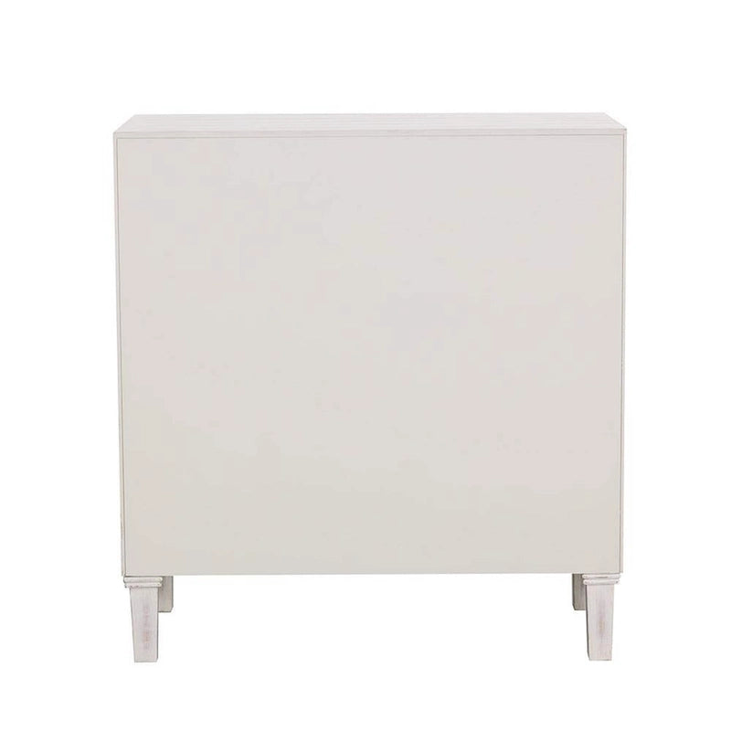 Meuble d'appoint en bois à deux portes, orné de sculptures florales, finition blanchie vieillie.