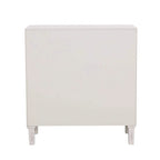 Meuble d'appoint en bois à deux portes, orné de sculptures florales, finition blanchie vieillie.