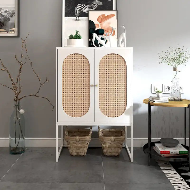 Armoire haute Allen à 2 portes en rotin naturel, étagère réglable, montage facile, meuble autoportant pour salon ou chambre.