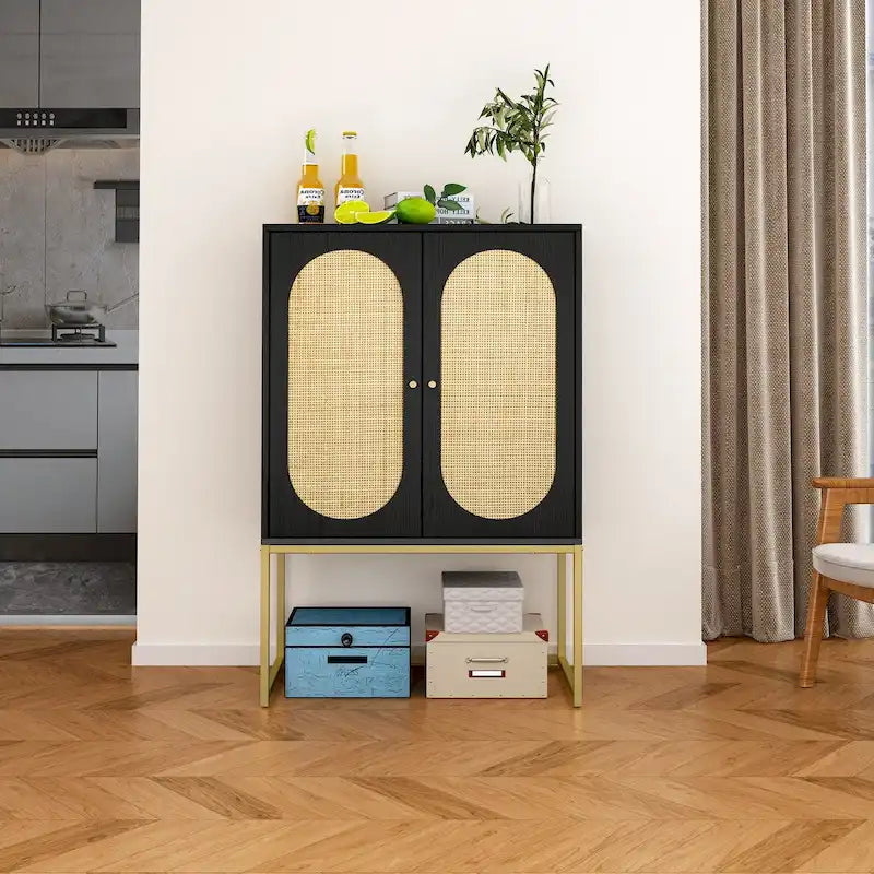 Armoire haute Allen à 2 portes en rotin naturel, étagère réglable, montage facile, meuble autoportant pour salon ou chambre.