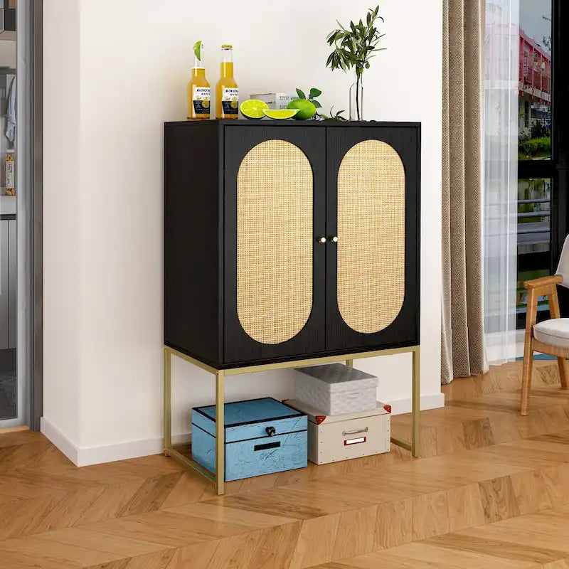 Armoire haute Allen à 2 portes en rotin naturel, étagère réglable, montage facile, meuble autoportant pour salon ou chambre.