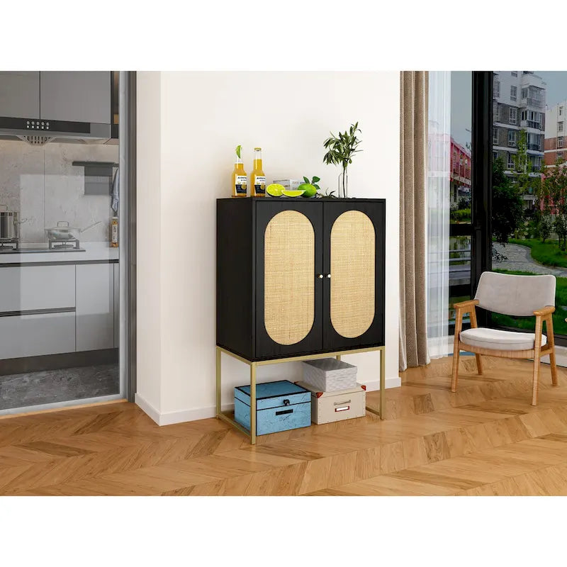 Armoire haute Allen à 2 portes en rotin naturel, étagère réglable, montage facile, meuble autoportant pour salon ou chambre.