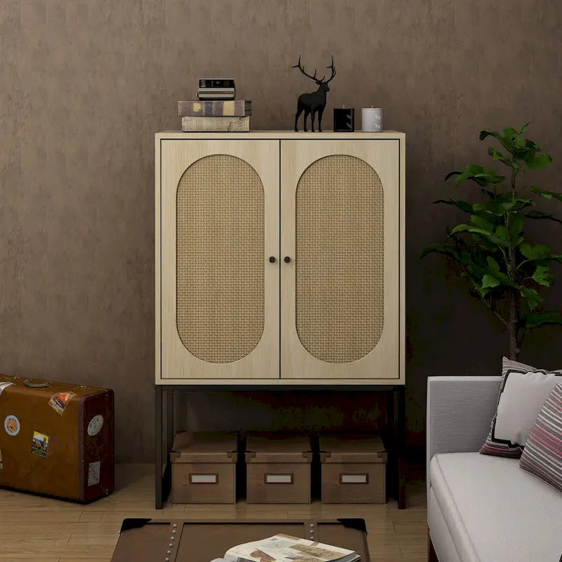 Armoire haute Allen à 2 portes en rotin naturel, étagère réglable, montage facile, meuble autoportant pour salon ou chambre.