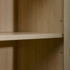Armoire haute Allen à 2 portes en rotin naturel, étagère réglable, montage facile, meuble autoportant pour salon ou chambre.