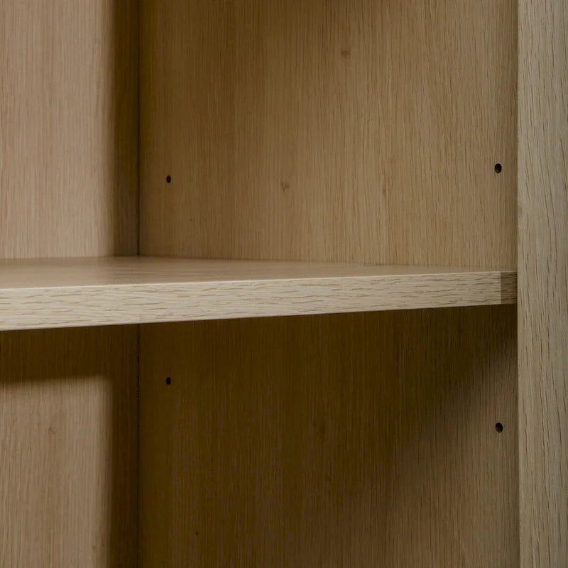 Armoire haute Allen à 2 portes en rotin naturel, étagère réglable, montage facile, meuble autoportant pour salon ou chambre.