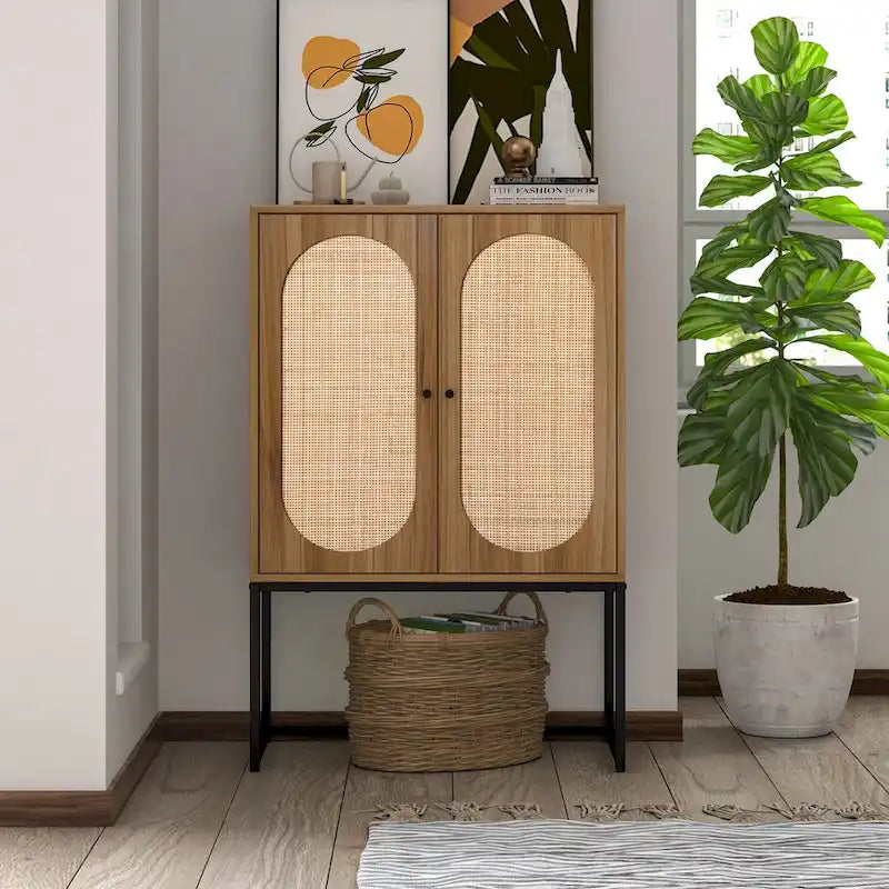 Armoire haute Allen à 2 portes en rotin naturel, étagère réglable, montage facile, meuble autoportant pour salon ou chambre.