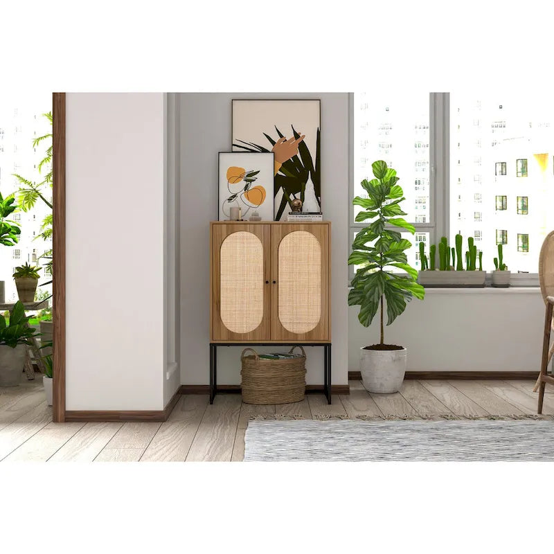 Armoire haute Allen à 2 portes en rotin naturel, étagère réglable, montage facile, meuble autoportant pour salon ou chambre.