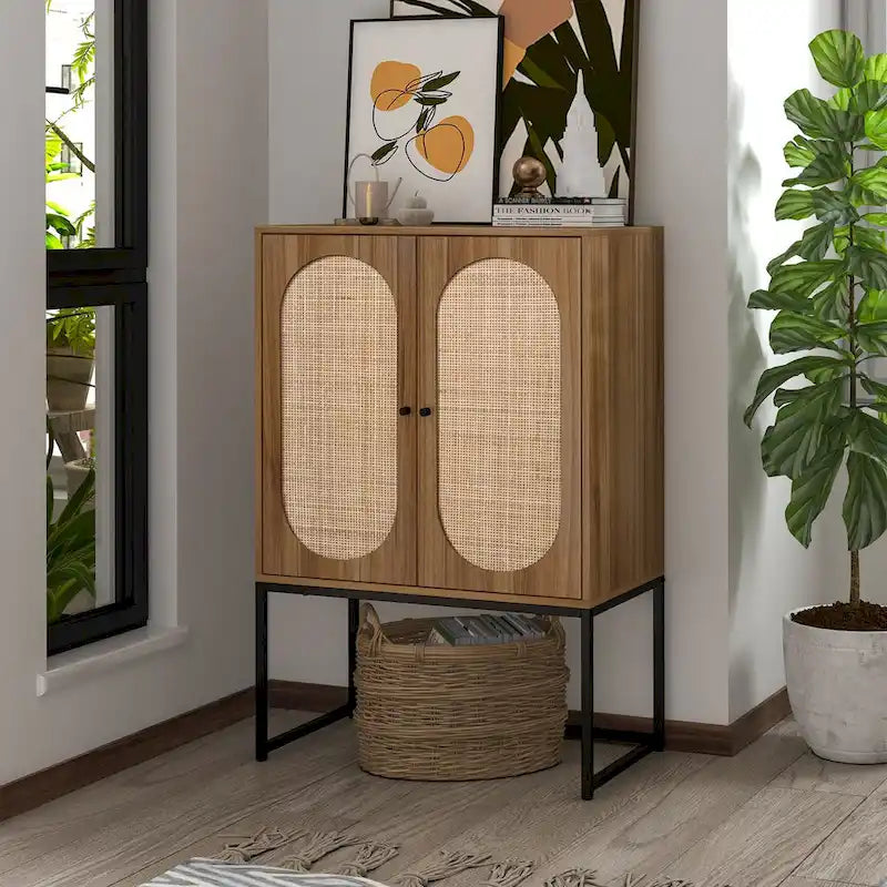 Armoire haute Allen à 2 portes en rotin naturel, étagère réglable, montage facile, meuble autoportant pour salon ou chambre.