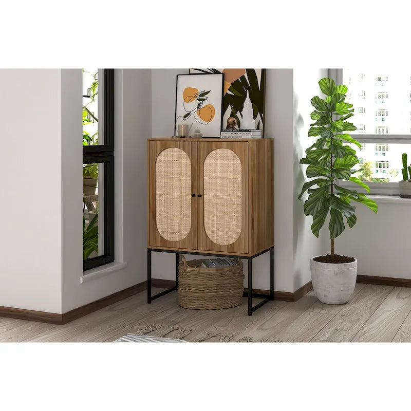 Armoire haute Allen à 2 portes en rotin naturel, étagère réglable, montage facile, meuble autoportant pour salon ou chambre.