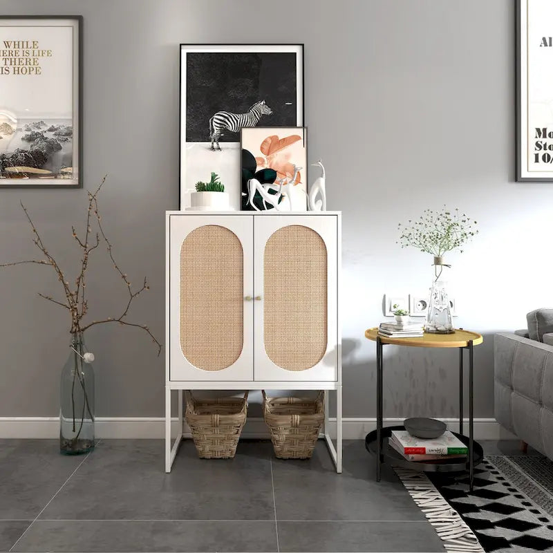 Armoire haute Allen à 2 portes en rotin naturel, étagère réglable, montage facile, meuble autoportant pour salon ou chambre.