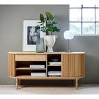 Buffet à portes coulissantes arrondies Rye Studio, style moderne du milieu du siècle, 63 po de largeur, naturel - 18 po de largeur x 63 po de longueur x 29 po de hauteur