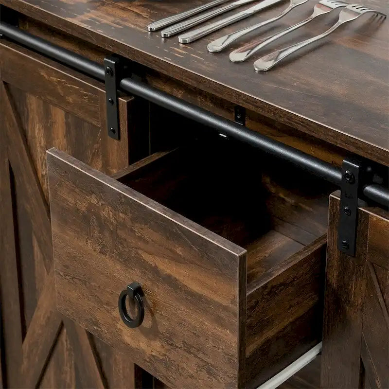 Buffet de cuisine avec portes coulissantes de style grange et étagères réglables
