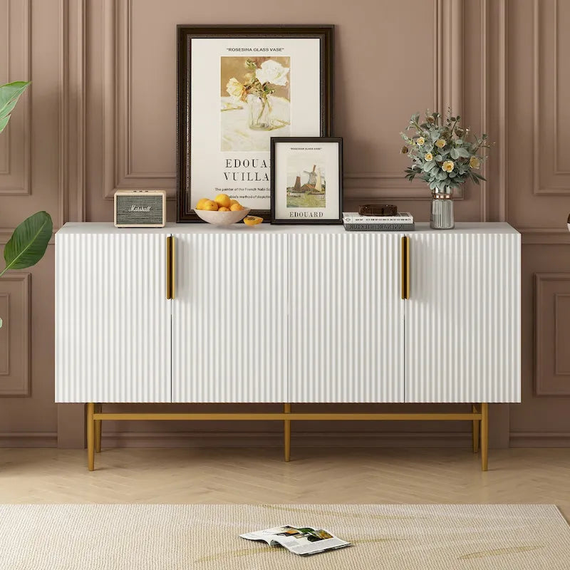 Buffet moderne et élégant à 4 portes avec poignées en métal doré, idéal pour la salle à manger, le salon, la chambre ou le couloir.