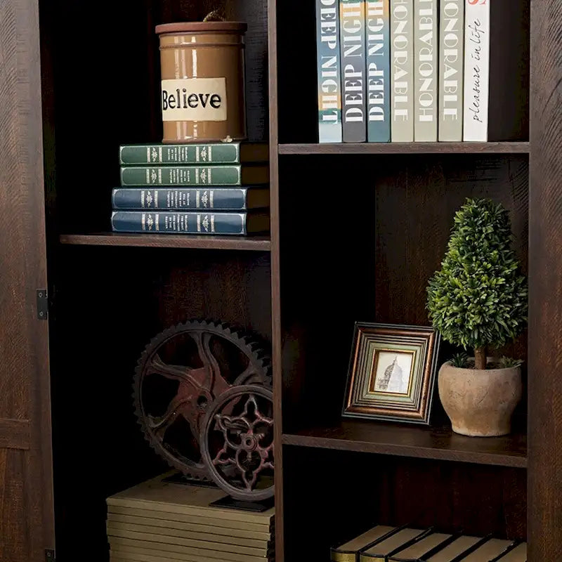 Armoire de rangement haute en bois avec porte de grange