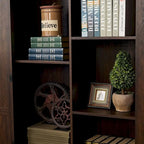 Armoire de rangement haute en bois avec porte de grange