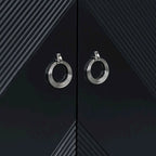 Meuble léger et luxueux orné de motifs géométriques, idéal pour un couloir, une entrée ou un salon.