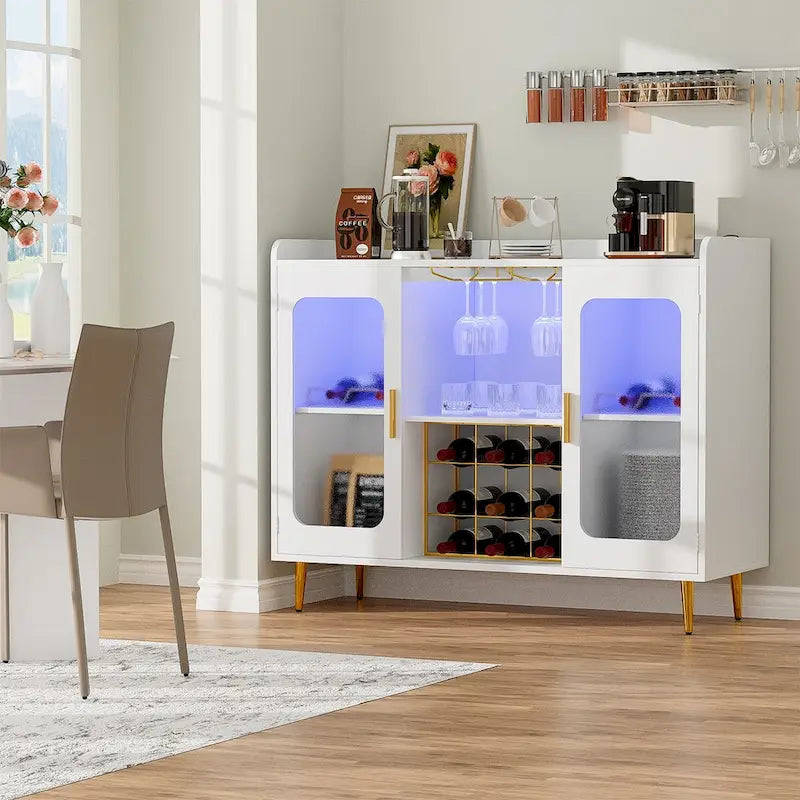Meuble bar avec prise électrique et éclairage LED, buffet à vin avec casier à bouteilles et à verres.