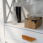 Meuble de rangement blanc à placer au-dessus des toilettes, avec un tiroir et deux étagères.