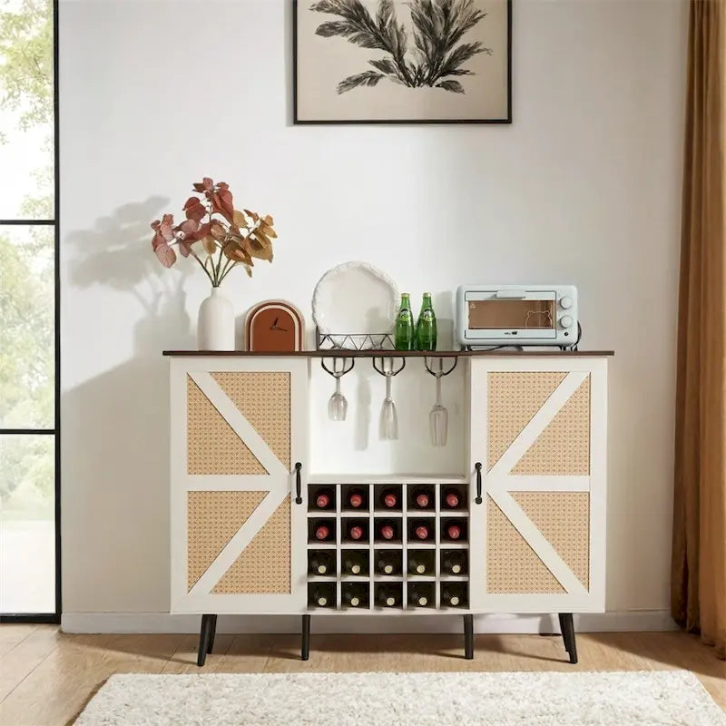 Armoire à vin de style grange avec porte en imitation rotin, casier à bouteilles et porte-verres.