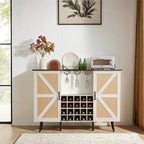 Armoire à vin de style grange avec porte en imitation rotin, casier à bouteilles et porte-verres.