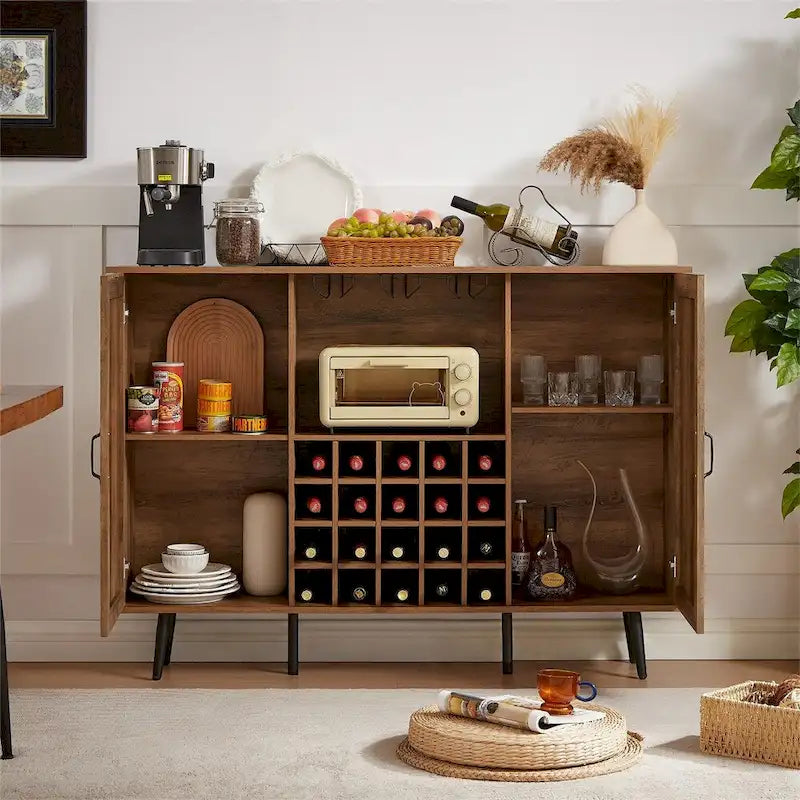 Armoire à vin de style grange avec porte en imitation rotin, casier à bouteilles et porte-verres.