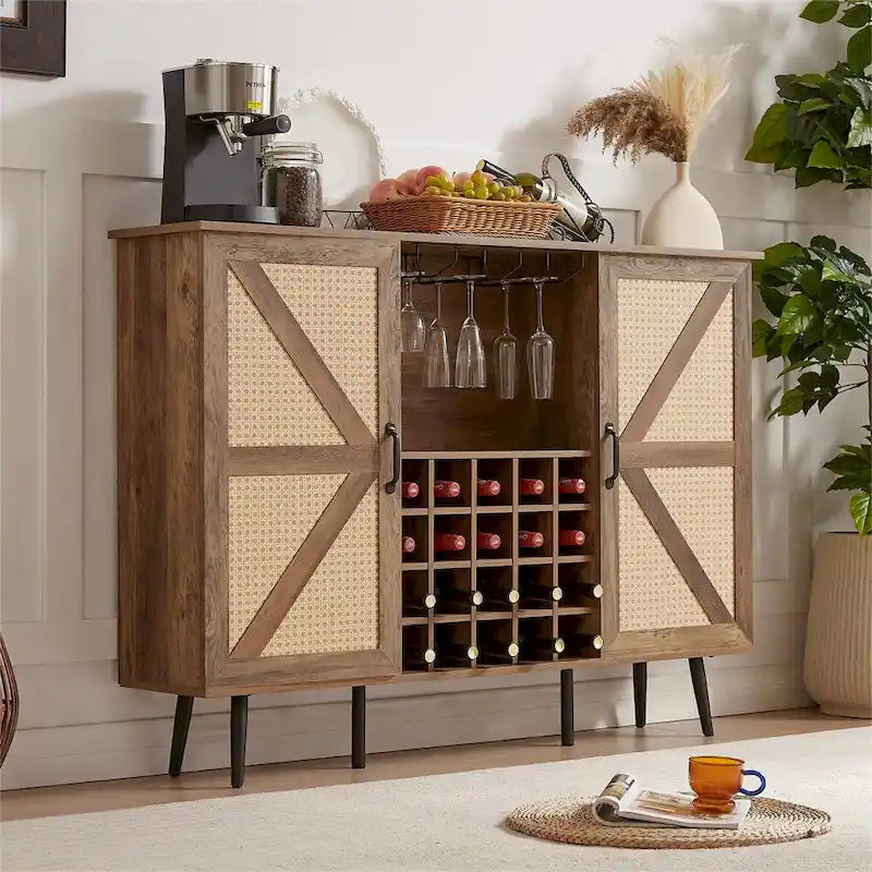 Armoire à vin de style grange avec porte en imitation rotin, casier à bouteilles et porte-verres.