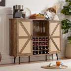 Armoire à vin de style grange avec porte en imitation rotin, casier à bouteilles et porte-verres.