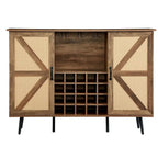 Armoire à vin de style grange avec porte en imitation rotin, casier à bouteilles et porte-verres.