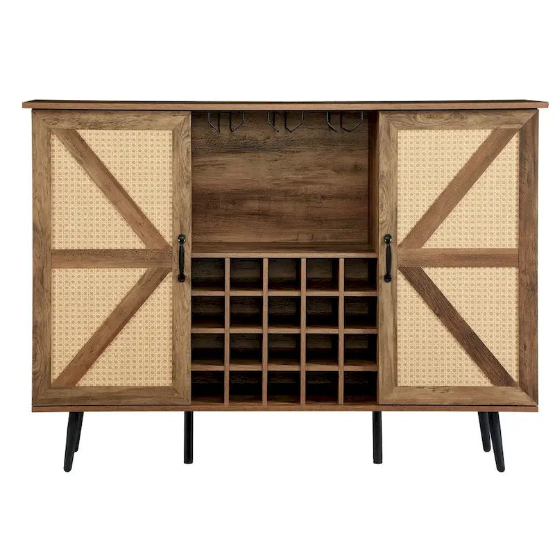 Armoire à vin de style grange avec porte en imitation rotin, casier à bouteilles et porte-verres.