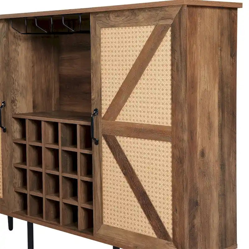 Armoire à vin de style grange avec porte en imitation rotin, casier à bouteilles et porte-verres.