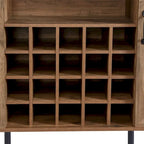 Armoire à vin de style grange avec porte en imitation rotin, casier à bouteilles et porte-verres.