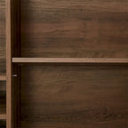 Armoire à vin de style grange avec porte en imitation rotin, casier à bouteilles et porte-verres.