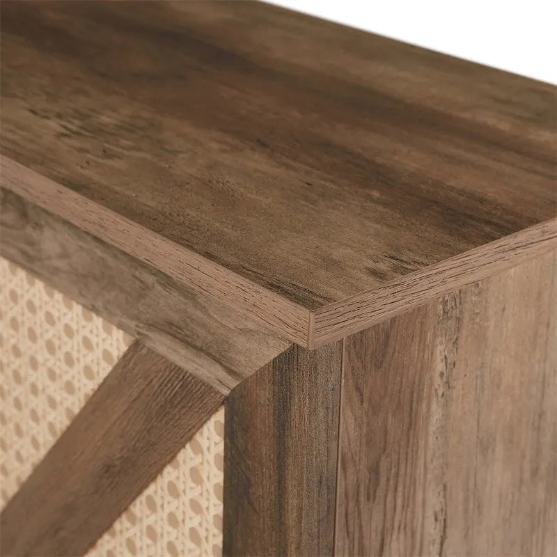 Armoire à vin de style grange avec porte en imitation rotin, casier à bouteilles et porte-verres.