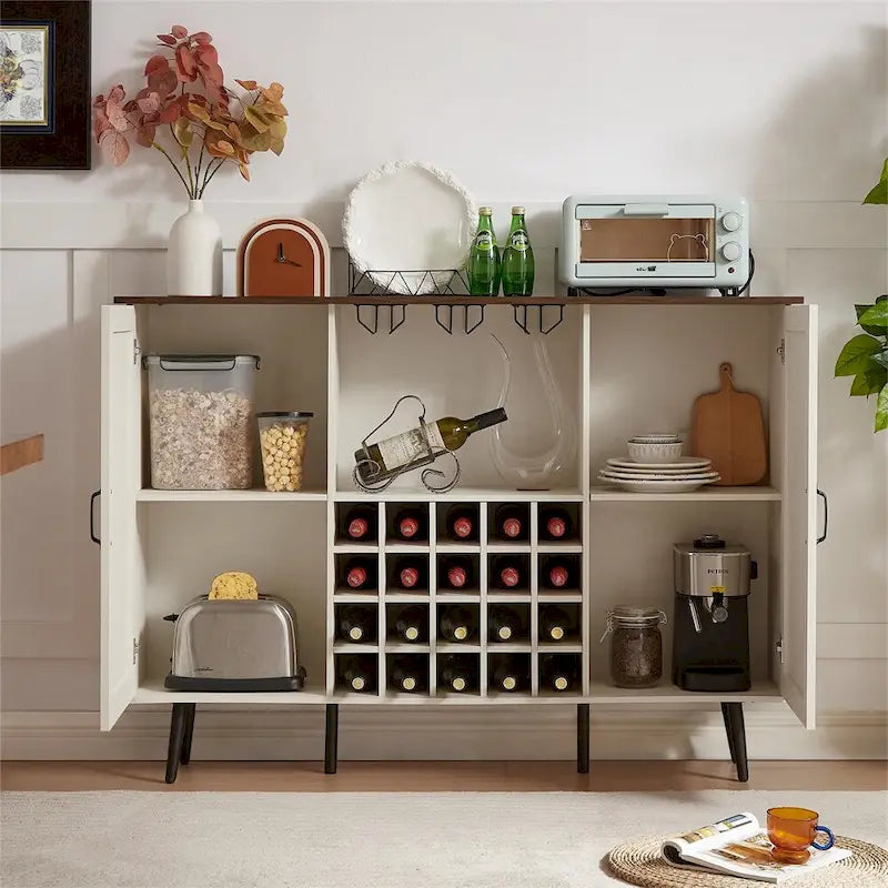 Armoire à vin de style grange avec porte en imitation rotin, casier à bouteilles et porte-verres.