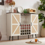Armoire à vin de style grange avec porte en imitation rotin, casier à bouteilles et porte-verres.